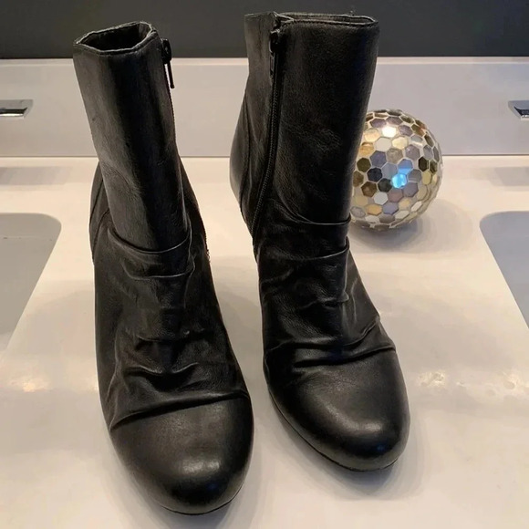 a.n.a  9W black leather ankle boots - Picture 1 of 7
